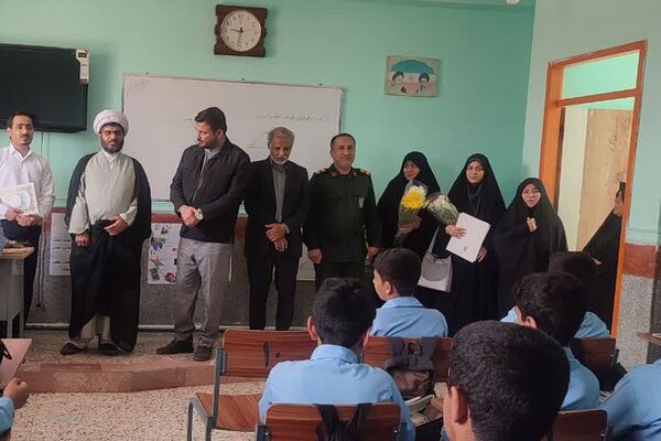 تجلیل از مدیر و کارکنان مدرسه نمونه رازی سعدآباد