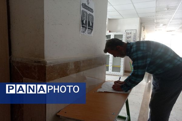 حضور گسترده مردم شهیدپرور شهر تیتکانلو بخش خبوشان پای صندوق‌های رأی 