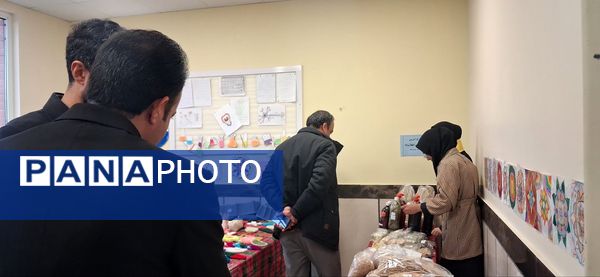 بازدید معاون توسعه و پشتیبانی آموزش و پرورش خلیل آباد از بازارچه کار آفرینی جوانه های انقلاب