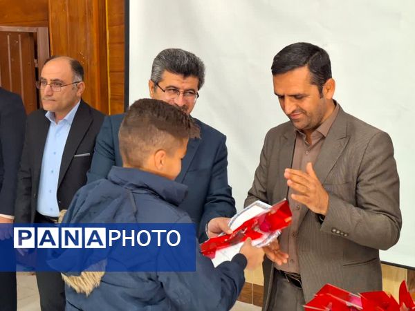 تجلیل از دانش‌آموزان مقام آور و فعالان جشنواره نوجوان خوارزمی