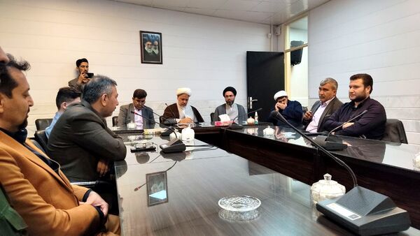 دیدار کادر آموزشی مدارس و دانش‌آموزان با امام جمعه شهرستان ساوه