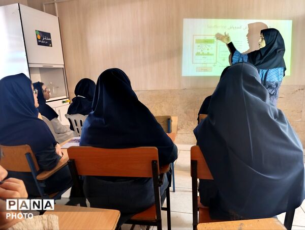 تقدیر از برترین‌های نانوفناوری دبیرستان اهل‌البیت (ع) ناحیه 4 کرج  در پژوهش‌سرای ملاصدرا