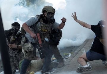 شیکاگو صحنه «جنگ داخلی» شد/ شلیک ماموران فدرال به بازوی یک زن