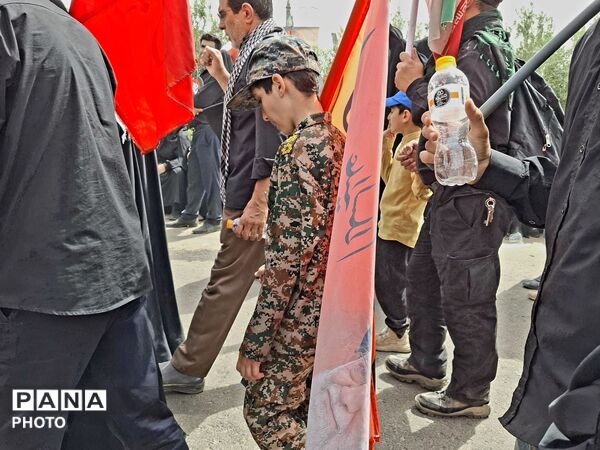 وداع پرشور نوجوانان با آقای شهید ایران 