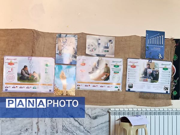 برپایی نمایشگاه مدرسه انقلاب در دبیرستان شهید رجایی