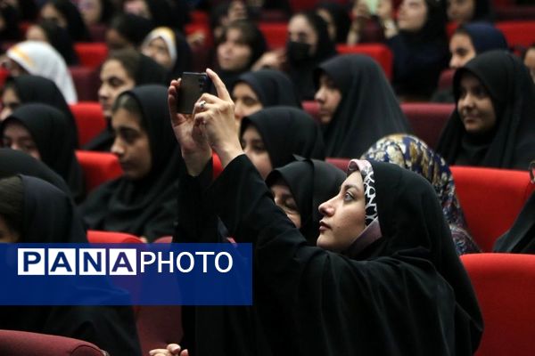 تقدیر از دانش‌آموزان برتر حوزه فرهنگی و هنری در آموزش و پرورش ناحیه یک شهرری