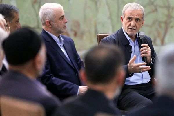 رئیس‌جمهور با خانواده شهدا در پیشوا دیدار کرد
