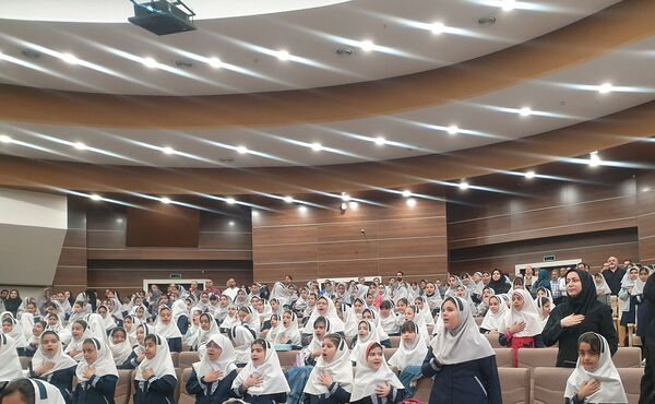اجتماع 700 نفری پدران و دختران دانش آموز مدرسه علامه طباطبایی منطقه پردیس به مناسبت روز دختر