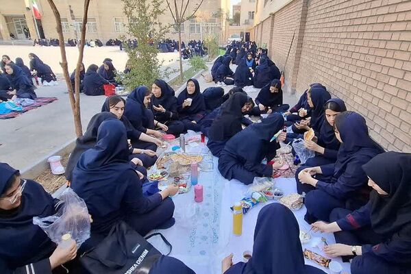 صبحی سالم در دبیرستان دخترانه فرهنگ قرچک