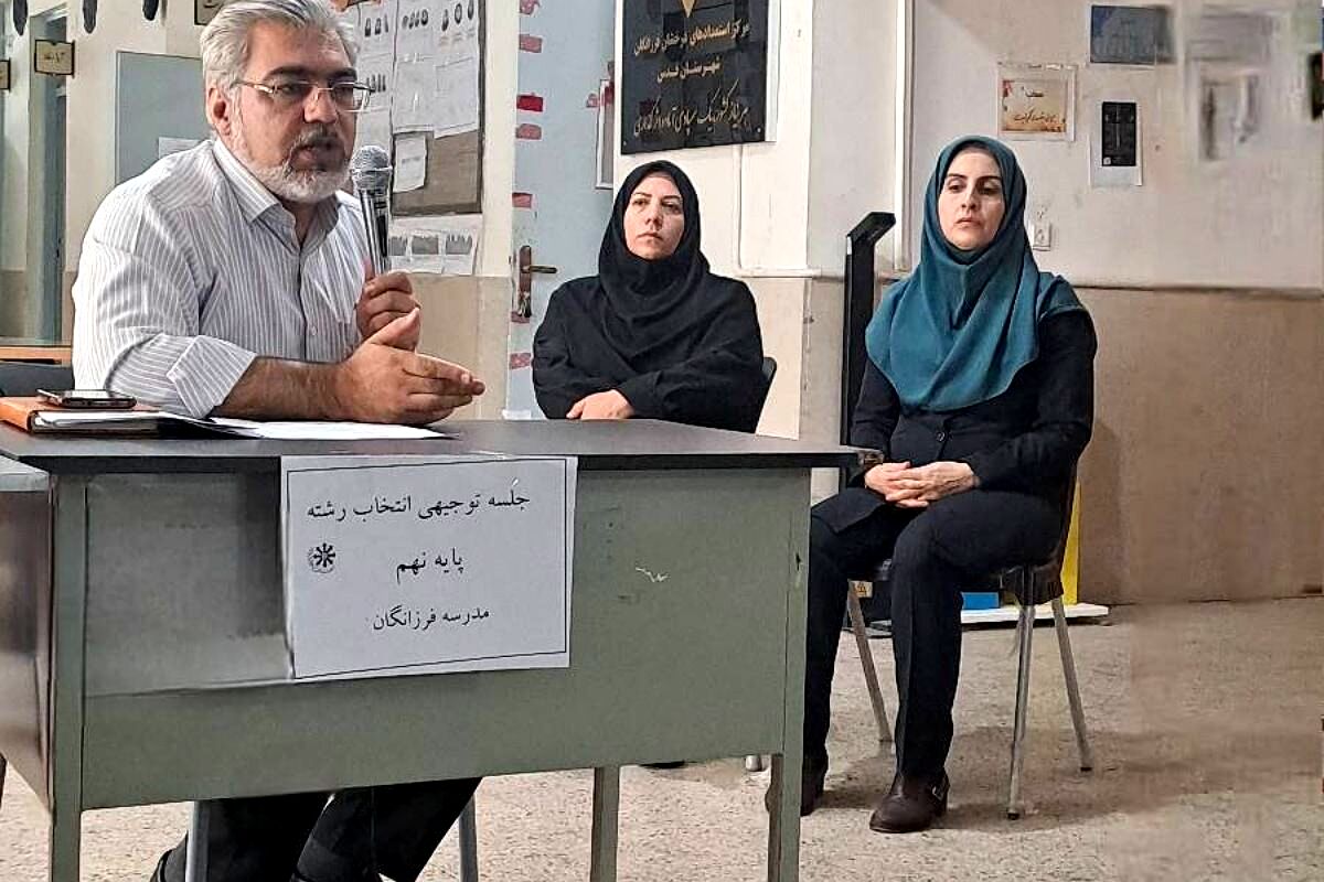 جلسه توجیهی هدایت تحصیلی با حضور مشاورین تحصیلی در دبیرستان فرزانگان شهرستان قدس