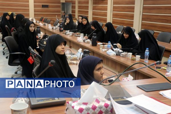 نشست توجیهی دانش‌آموزان پشتیبان طرح خبرنگار شو