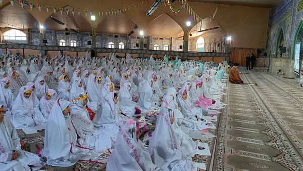 نماز جماعت انسجام‌بخش جشن تکلیف دختران بویراحمدی