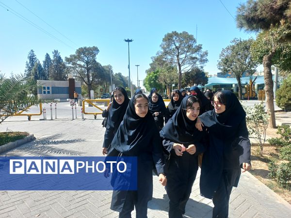 غبارروبی مزارشهدا توسط دانش‌آموزان منطقه ۱۳