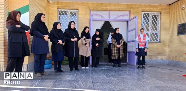 تقدیراز مربی پرورشی مدرسه فاطمه الزهرا(س) در هفته امور تربیتی