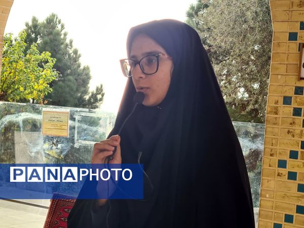 ادای احترام به شهدا توسط دانش‌آموزان دبیرستان فرهنگ ۱۳