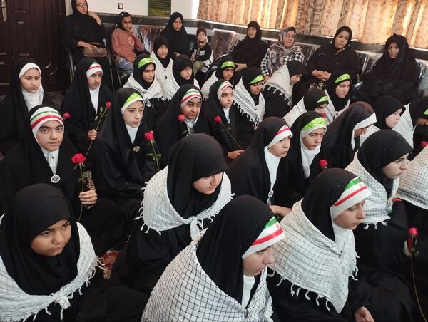 آخرین وداع دانش‌آموزان تبریزی با شهدای گمنام 
