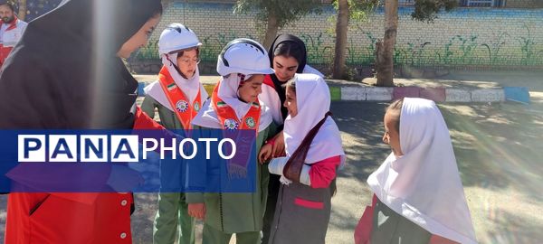 دانش‌آموزان دبستان دخترانه فرهنگیان با مهارت‌های اولیه امداد و نجات آشنا شدند