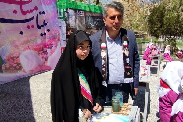 حضور فرهنگیان و دانش‌آموزان منطقه ۱۰ در مراسم چهلم شهدای دانش‌آموز شهر میناب