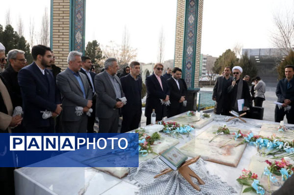 آیین گلباران مزار شهدا و غرس نهال به یاد شهدا در دانشگاه آزاد واحد کرج