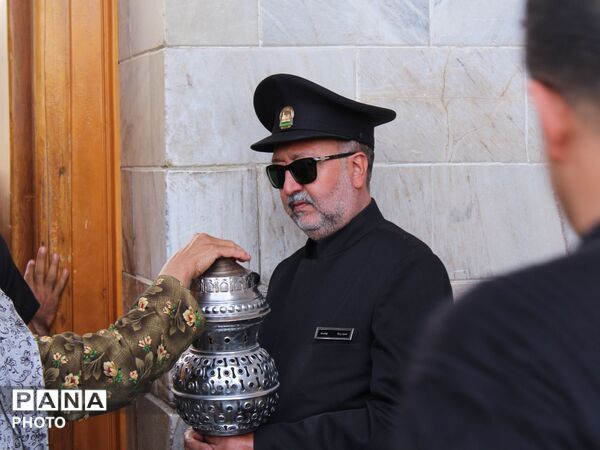 بارگاه منوّر رضوی در سالروز شهادت امام رضا (ع) یکپارچه سیاهپوش و لبریز از سوز و گداز عزاداران شد