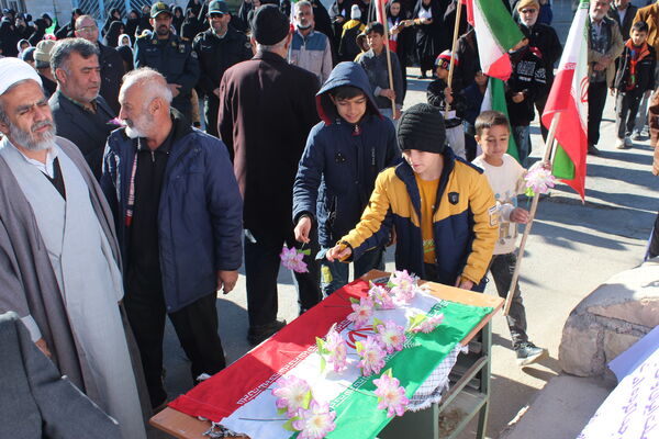 تمثال مبارک امام خمینی(ره) در شهر درق گلباران شد 