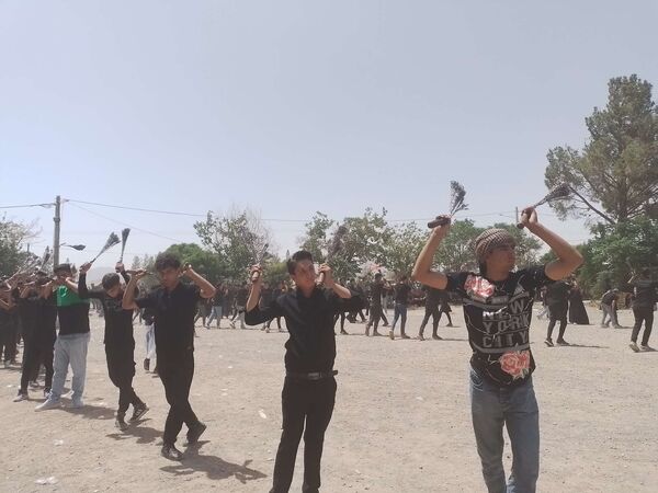 عزاداری هیئت زنجیرزنی روستای عشرت آباد در امامزاده سین حسن روستای میرآباد