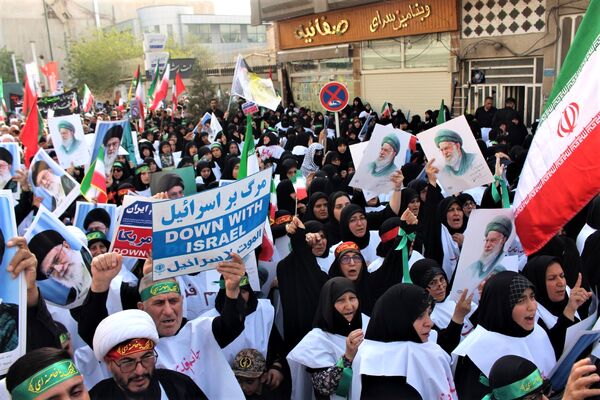حماسه حضور نوجوانان کفن‌پوش قمی در راهپیمایی «عهد خون»