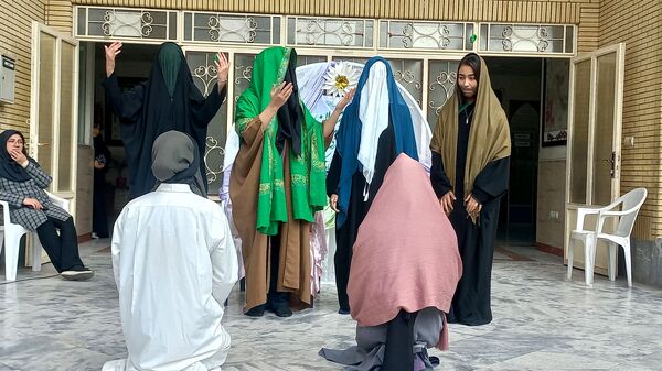 تقدیر از دانش‌آموزان برتر دبیرستان دخترانه ۱۳ آبان