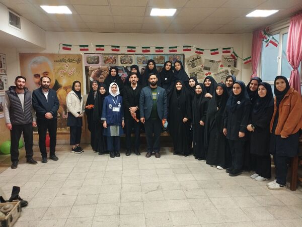به نمایش گذاشتن گوشه ای از برکات انقلاب اسلامی در مدرسه انقلاب دبیرستان حق شناس2