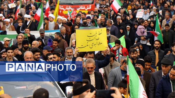 حضور دانش آموزان و جامعه بزرگ فرهنگیان در یوم الله 22 بهمن ماه در پاکدشت 