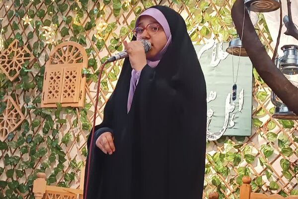 لحظات ناب راز و نیاز دانش‌آموزان دختر اسلامشهری در خلوت عاشقانه با خدا در اعتکاف