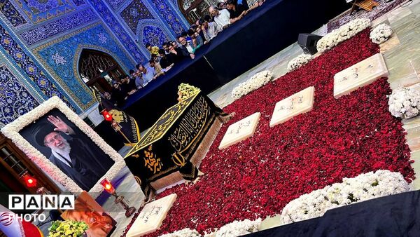 آرامشی زیر گنبد طلای امام رضا (ع)