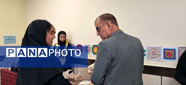 بازدید معاون آموزشی آموزش و پرورش خلیل آباد از بازارچه کار آفرینی جوانه های انقلاب