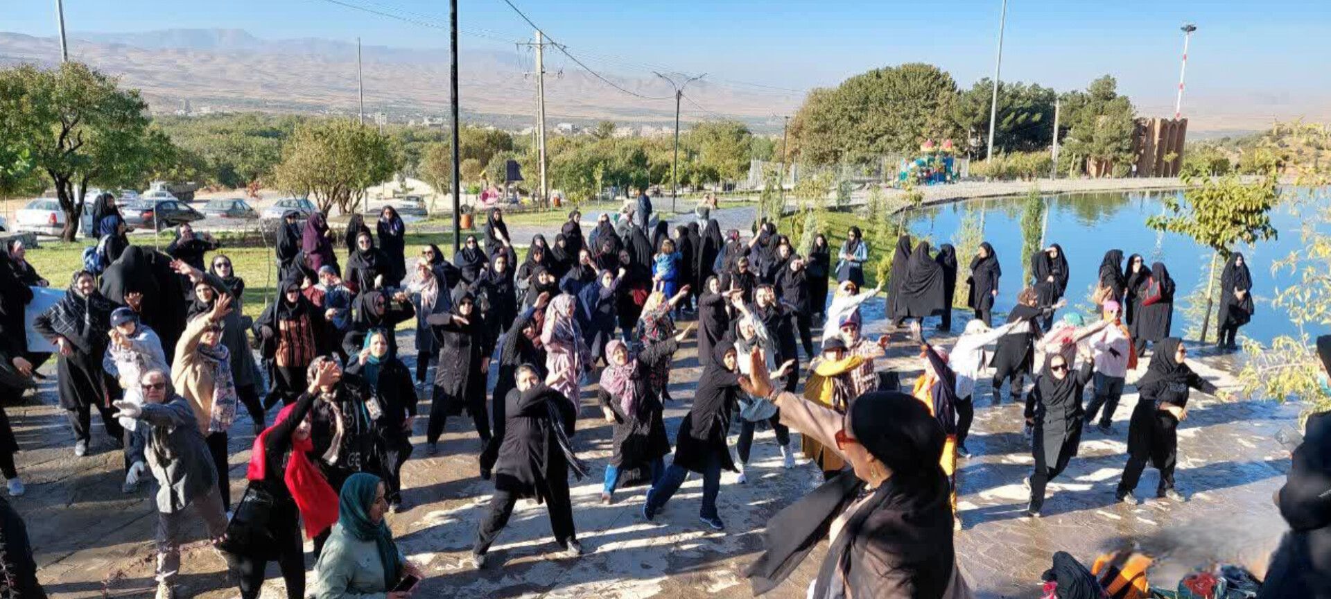 پیاده‌روی بانوان با شعار «بانوی سالم، جامعه سالم» در تویسرکان برگزار شد