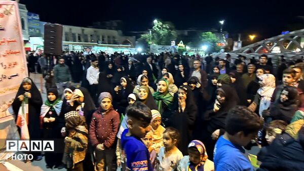 «پاتوق نوجوان مبارز»؛ شور نوجوانی و حال‌وهوای انقلابی در میدان امام خمینی(ره) مرند