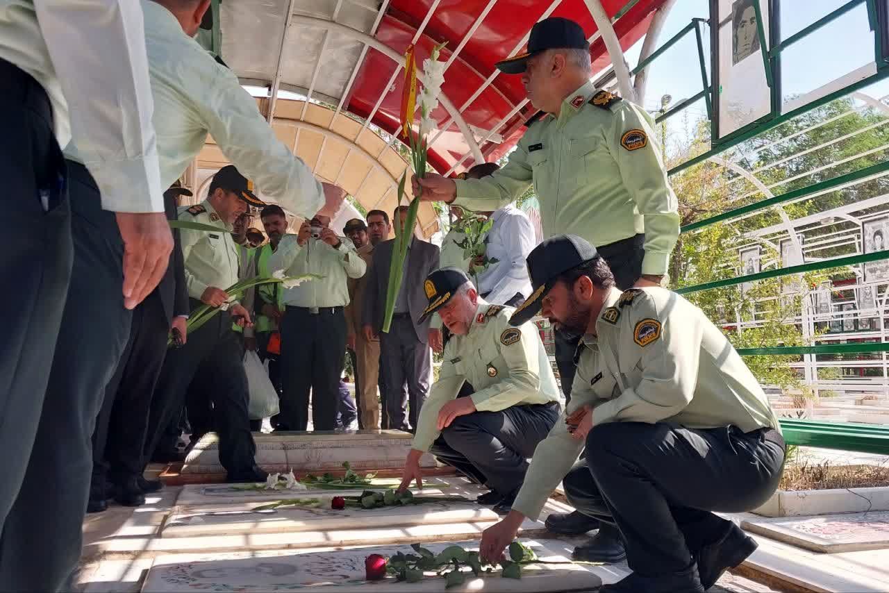 آیین گلباران قبور شهدا در آخرین روز هفته انتظامی