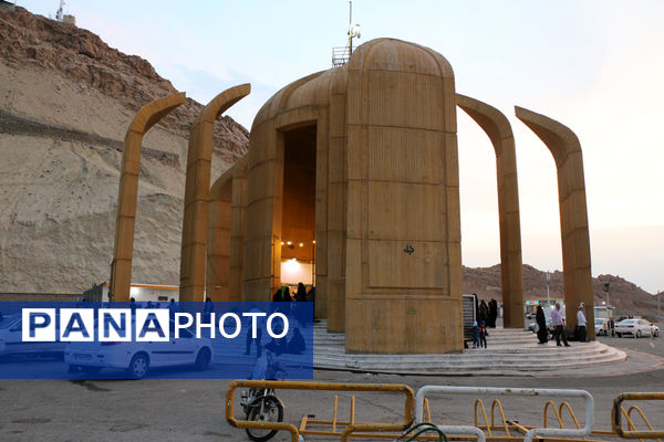 دعای عرفه در یادمان شهدای گمنام کوه خضر نبی(ع) قم