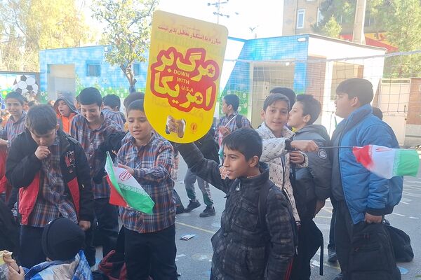 شادی دانش‌آموزان معارف ۶ در جشن پیروزی انقلاب 