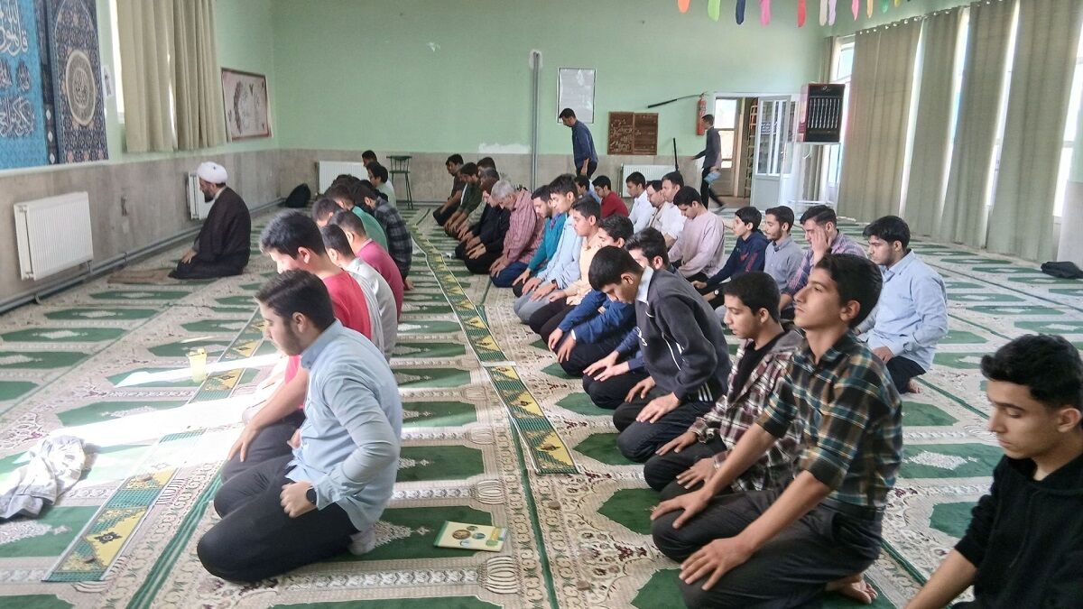 برگزاری نماز جماعت در دبیرستان نمونه دولتی معلم ساوجبلاغ 