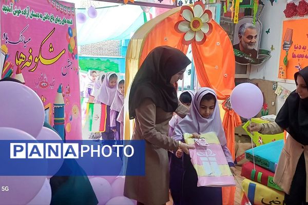 جشن شکوفه ها در دبستان هیات امنایی آزاده ناحیه دو شهرری 