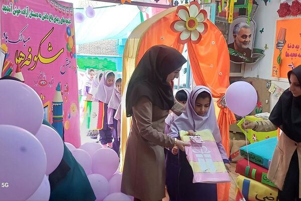 جشن شکوفه ها در دبستان هیات امنایی آزاده ناحیه دو شهرری 