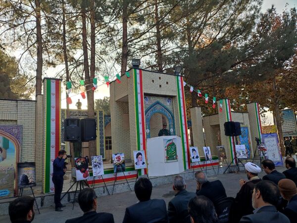 غبارروبی و عطرافشانی گلزار مطهر شهدا در نیشابور 