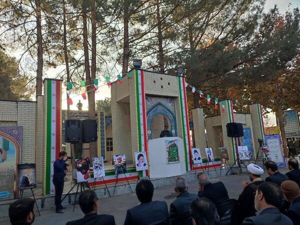 غبارروبی و عطرافشانی گلزار مطهر شهدا در نیشابور 