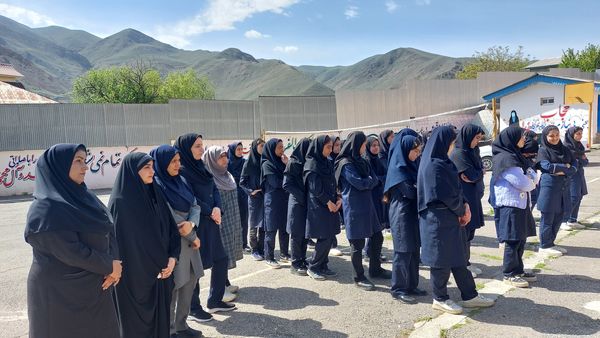 نواخته شدن زنگ سپاس معلم در دبیرستان زینبیه بلده