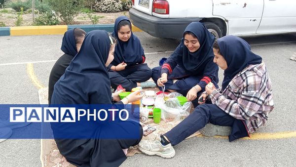 دختران شاد با صبحانه سالم در دبیرستان هیات امنایی فرزانگان ملارد
