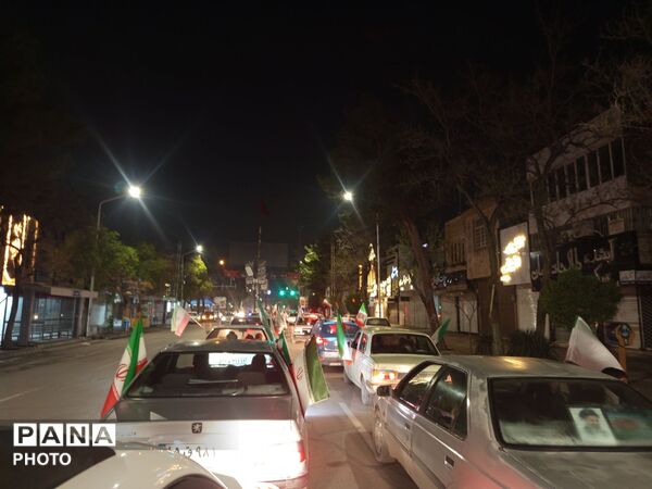 رژه کاروان خودرویی در خیابان امام شهرستان نیشابور