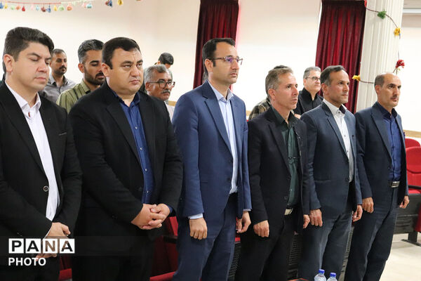 تقدیر از منتخبین حوزه ابتدایی توسط مدیر کل آموزش پرورش 