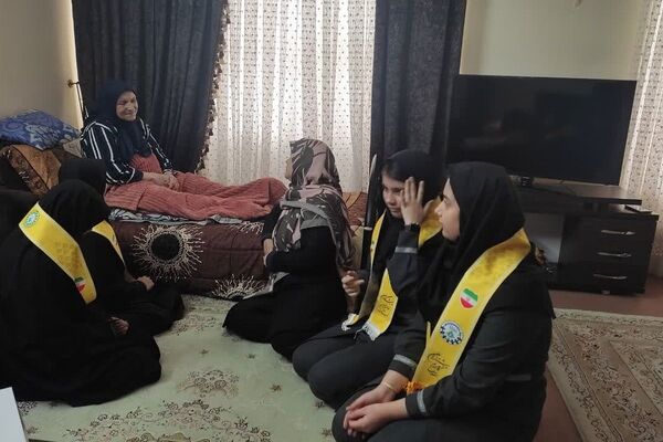  دیدار دانش‌آموزان  پیشتاز دبیرستان پویش دماوند با مادر شهید محمدخانی 