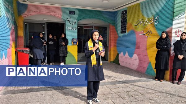 آغاز جشن‌های انقلابی مدرسه توسط پیشتازان 