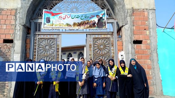 قدم‌های کوچک برخاک بزرگ